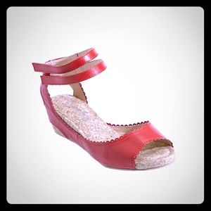 Classique scalloped edges red wedges